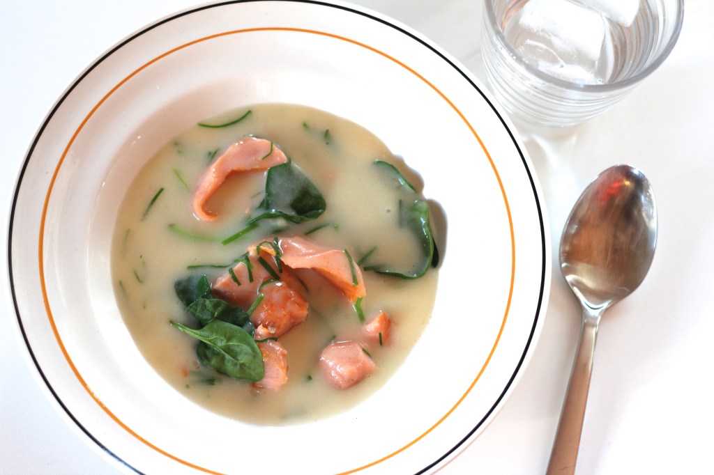 Asparagus soup with&nbsp;salmon